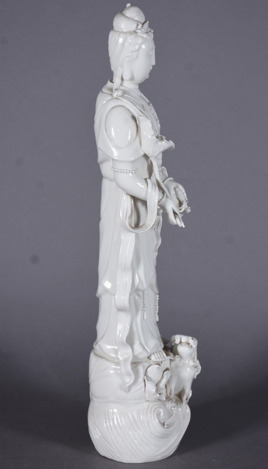Escultura de porcelana Blanc de Chine representando Kuan Yin com... - foto 5 de 8