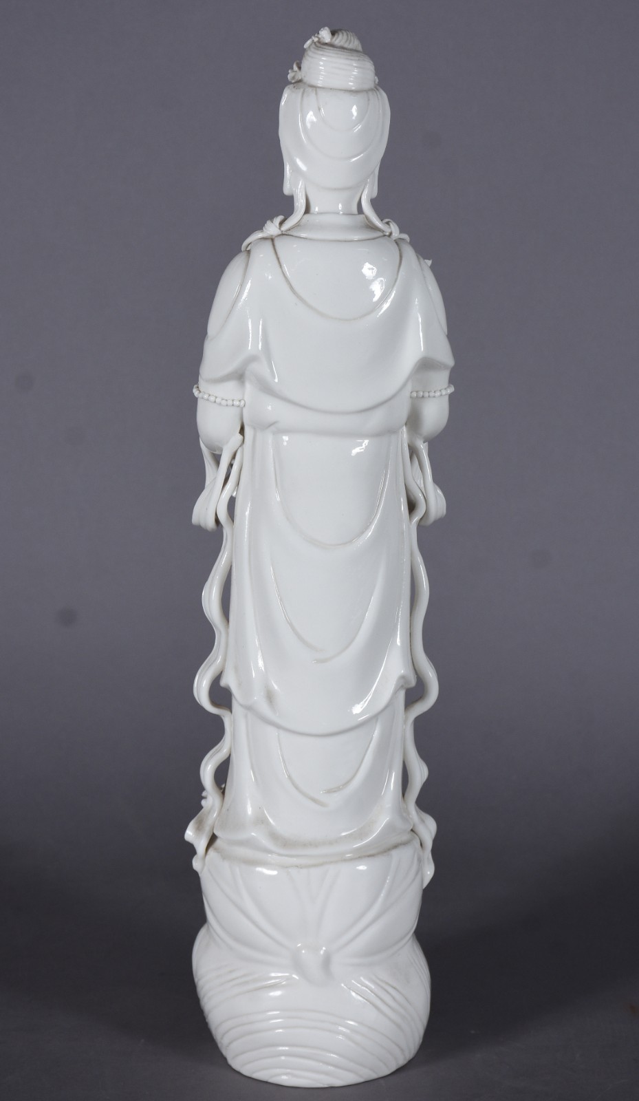 Escultura de porcelana Blanc de Chine representando Kuan Yin com... - foto 6 de 8