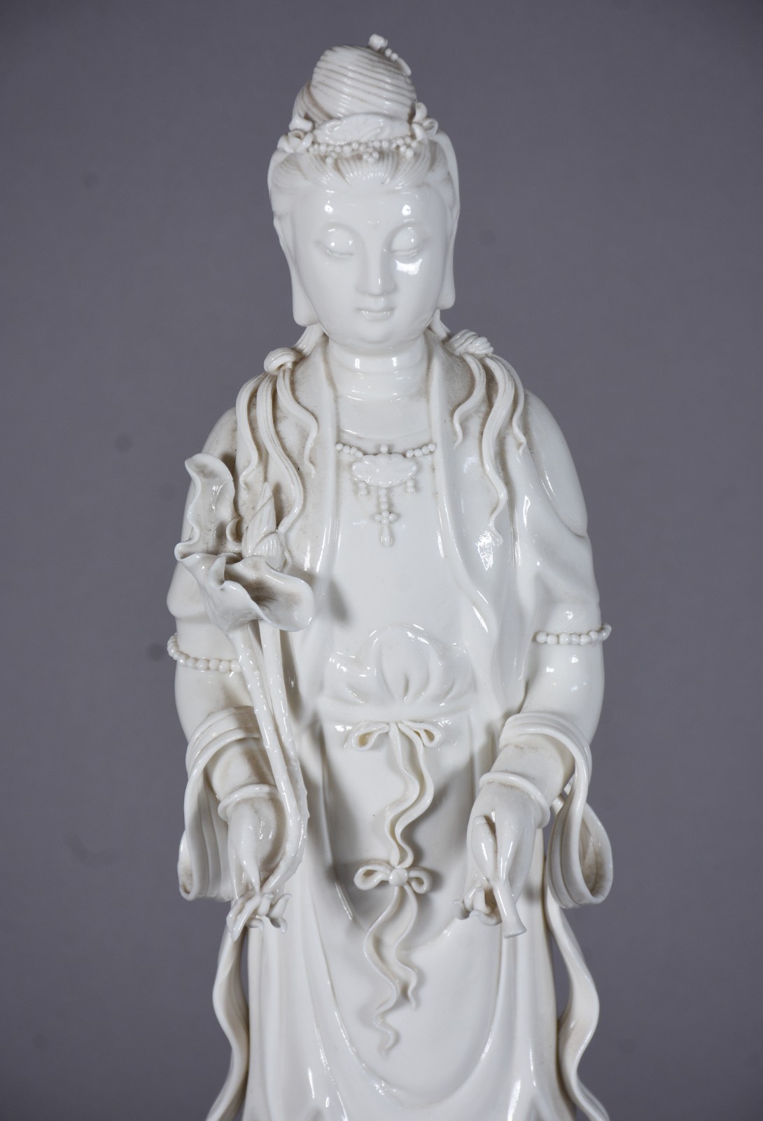 Escultura de porcelana Blanc de Chine representando Kuan Yin com... - foto 2 de 8