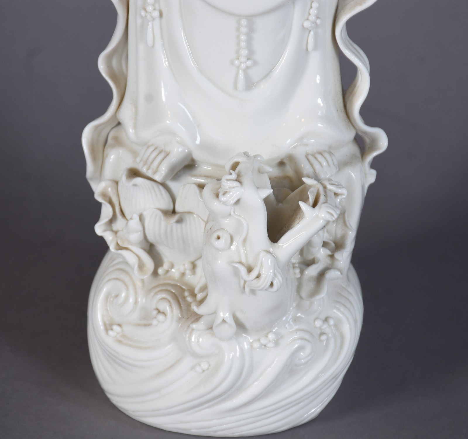 Escultura de porcelana Blanc de Chine representando Kuan Yin com... - foto 7 de 8