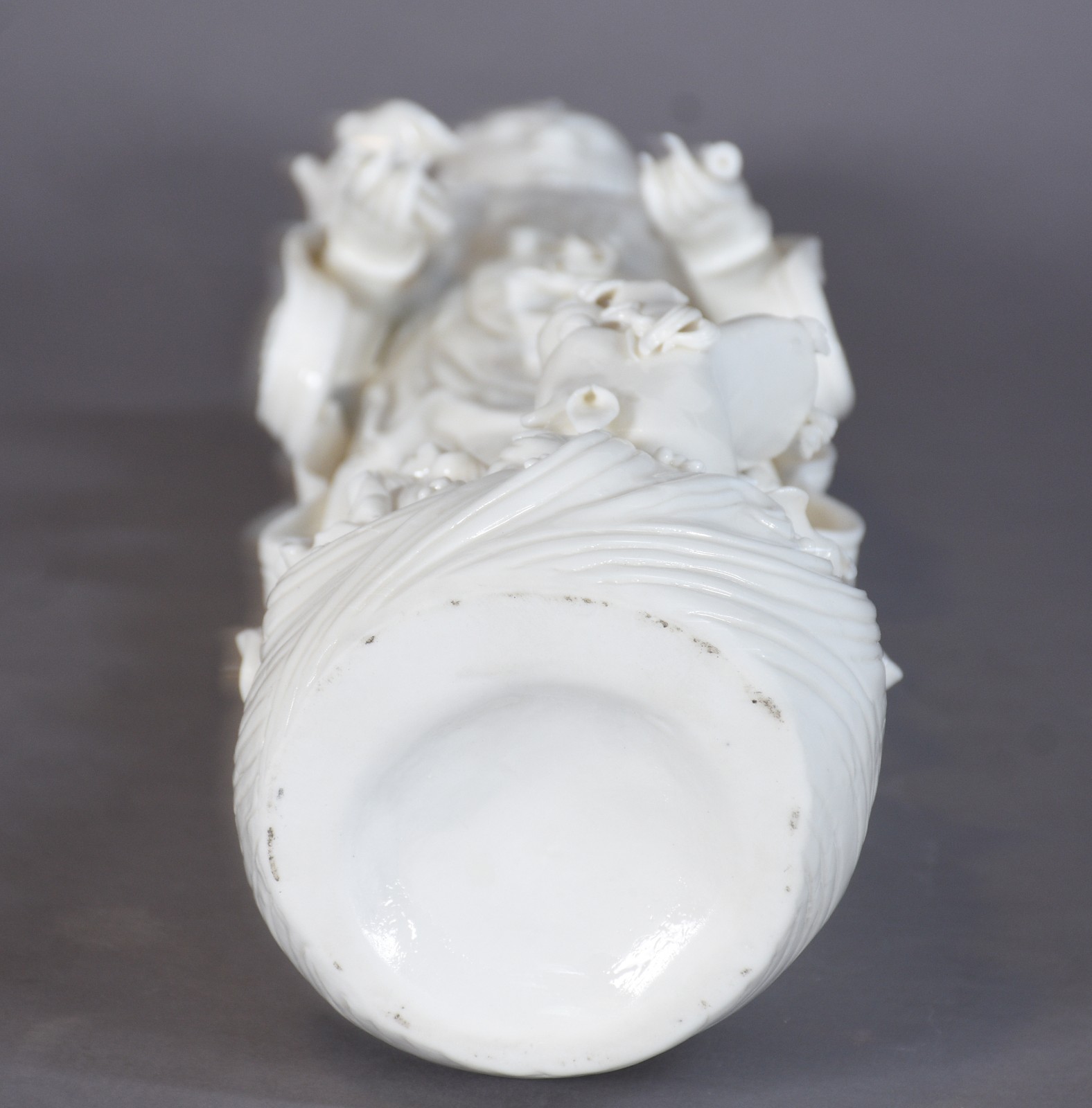 Escultura de porcelana Blanc de Chine representando Kuan Yin com... - foto 8 de 8