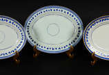 Cia das Índias (1481),  - Conjunto com tres travessas de porcelana chinesa COMPANHIA DAS ÍNDIAS, Período JIAQING (1796 / 1820), decorados com folhas de parreiras e uvas, encome