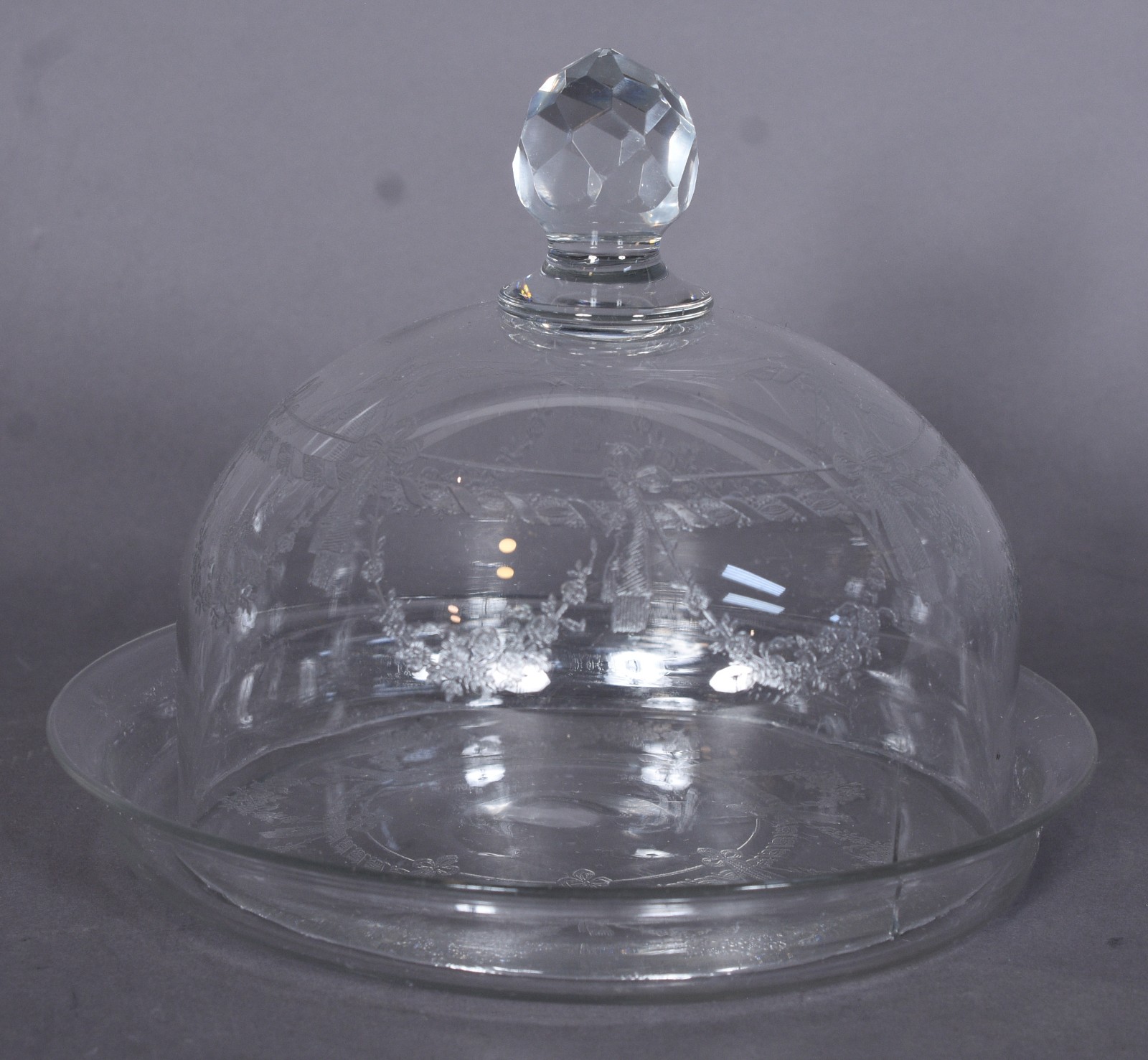 Queijeira de cristal Saint Louis com presentoir. Trincado na tampa. - foto 1 de 6