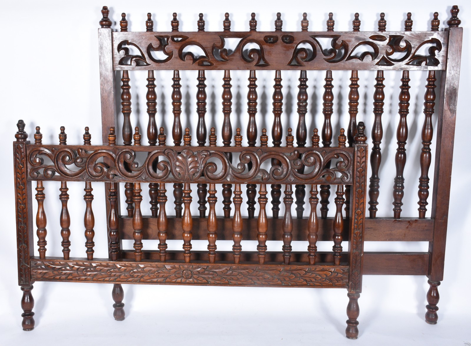 Cama de casal de madeira nobre com pinos torneados e entalhes... - foto 5 de 6