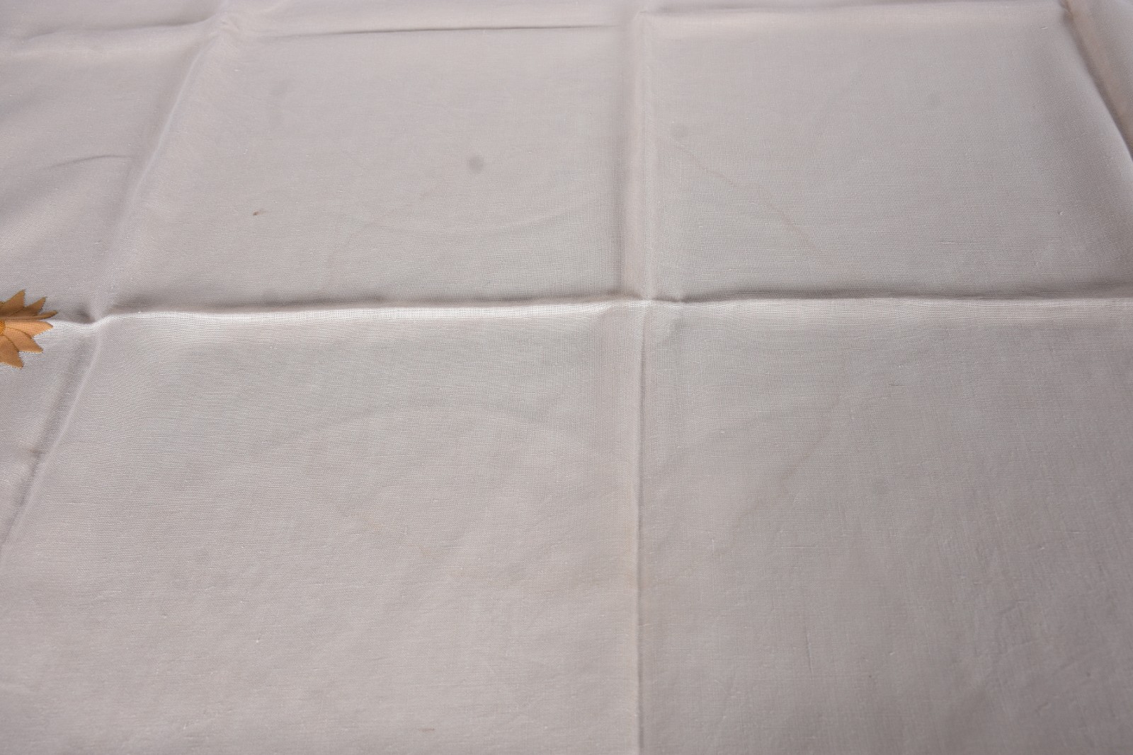 Três toalhas de mesa de linho com bordados e aplicações florais. - foto 5 de 9