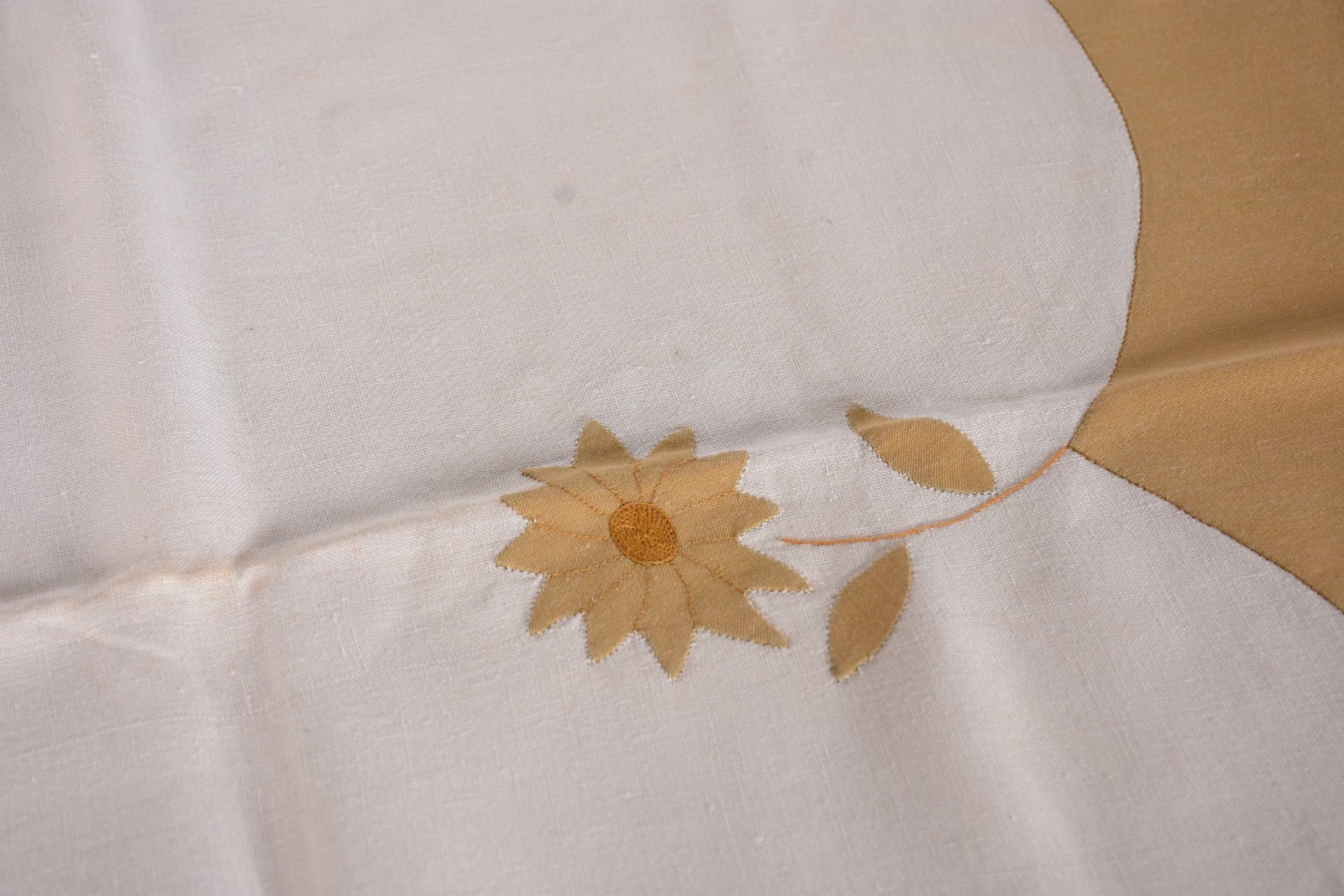 Três toalhas de mesa de linho com bordados e aplicações florais. - foto 5 de 10