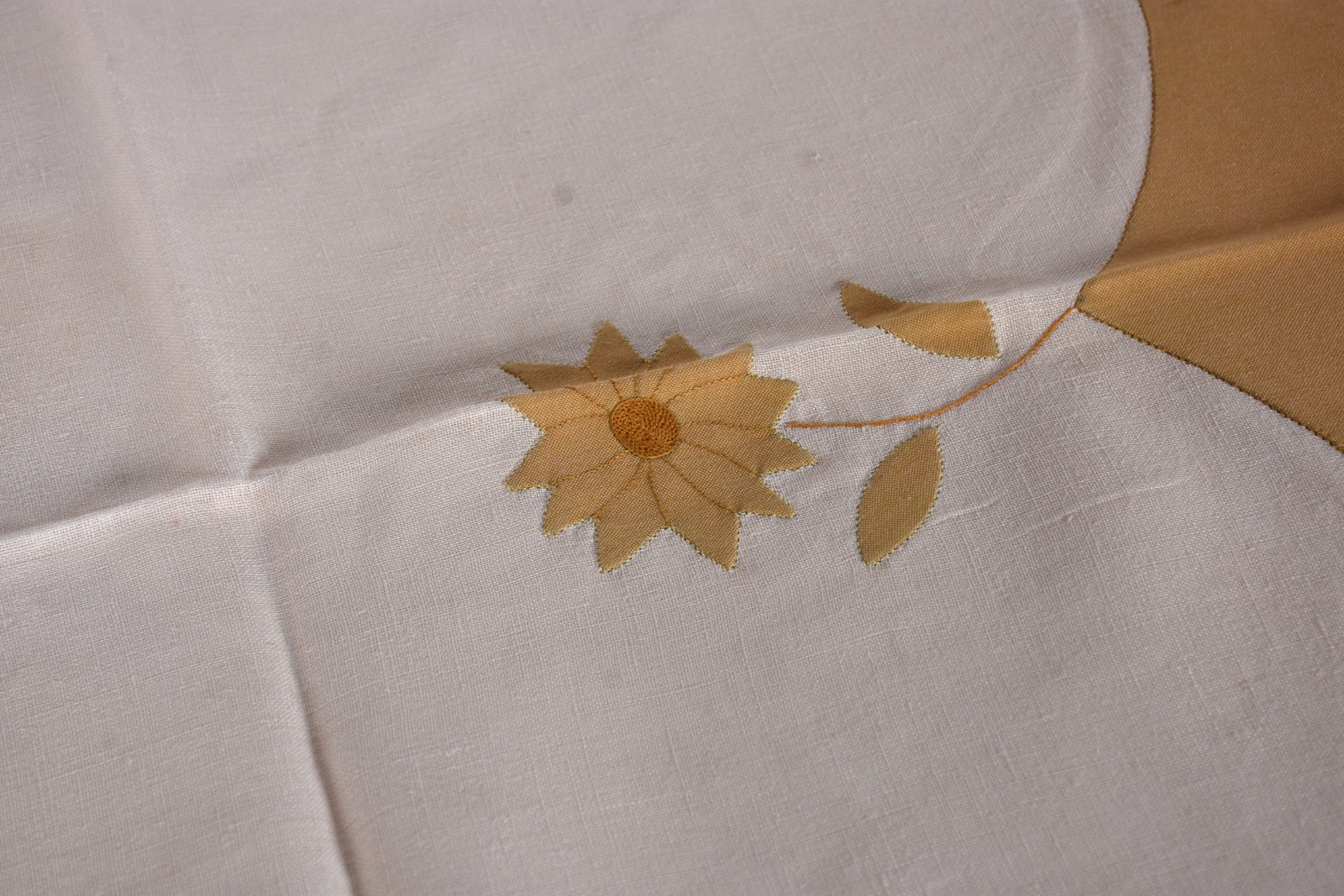 Três toalhas de mesa de linho com bordados e aplicações florais. - foto 10 de 10