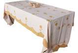 Toalha de mesa em linho com bordados e aplicaçõ... - Toalha de mesa em linho com bordados e aplicações florais. Acompanham 25 guardanapos.