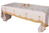 Toalha de mesa em linho com bordados e aplicaçõ... - Toalha de mesa em linho com bordados e aplicações florais. Acompanham 25 guardanapos.