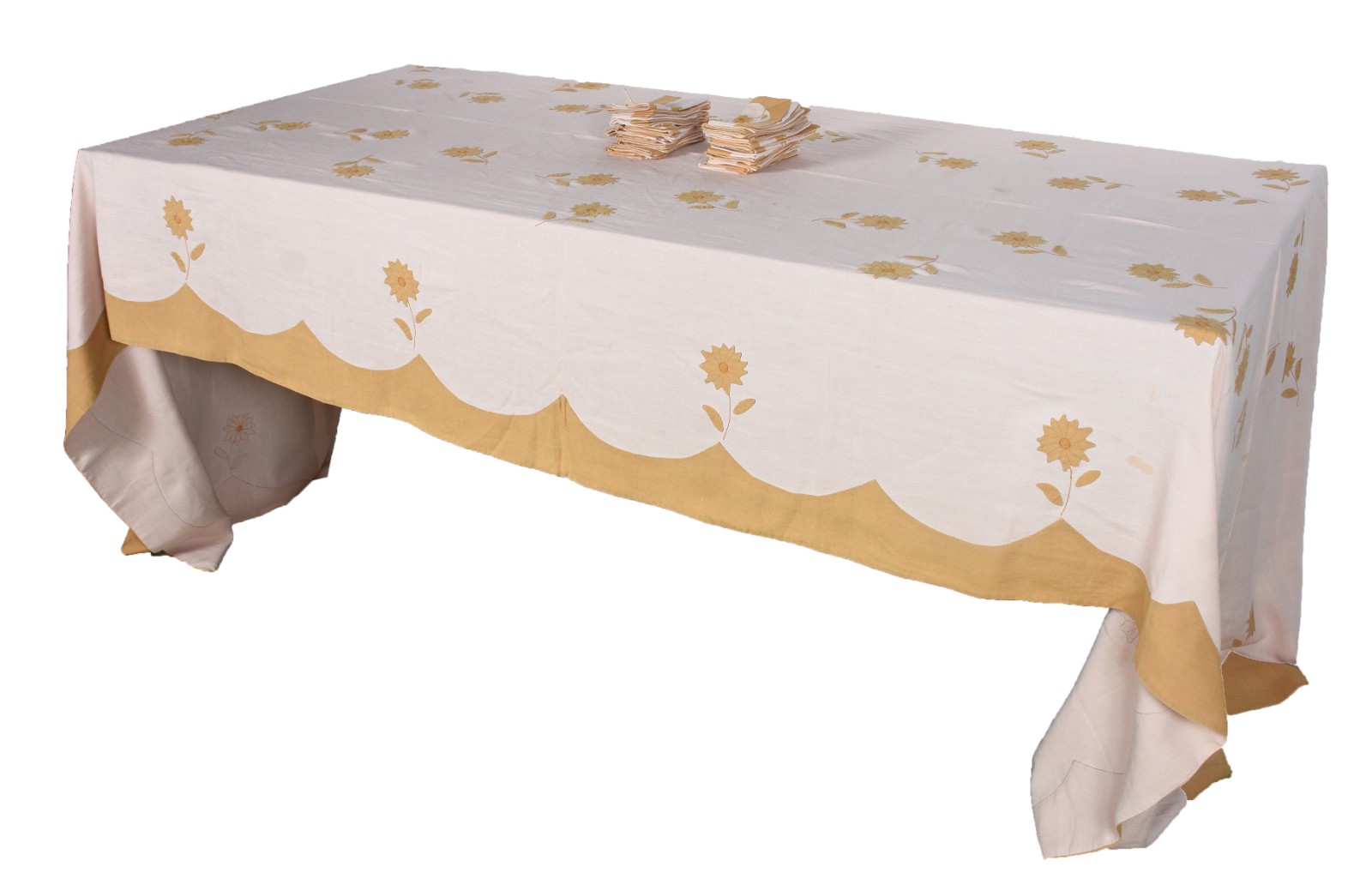 Toalha de mesa em linho com bordados e aplicações florais. Acompanham... - foto 2 de 9