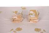 Toalha de mesa em linho com bordados e aplicaçõ... - Toalha de mesa em linho com bordados e aplicações florais. Acompanham 25 guardanapos.