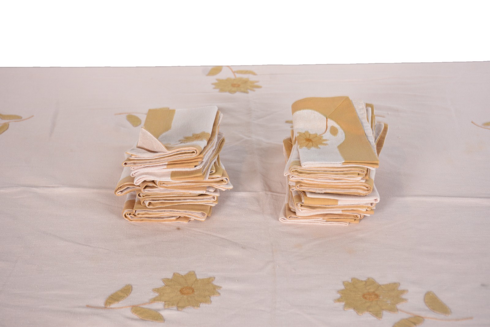 Toalha de mesa em linho com bordados e aplicações florais. Acompanham... - foto 5 de 9