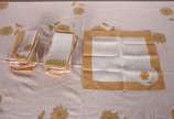 Toalha de mesa em linho com bordados e aplicaçõ... - Toalha de mesa em linho com bordados e aplicações florais. Acompanham 25 guardanapos.