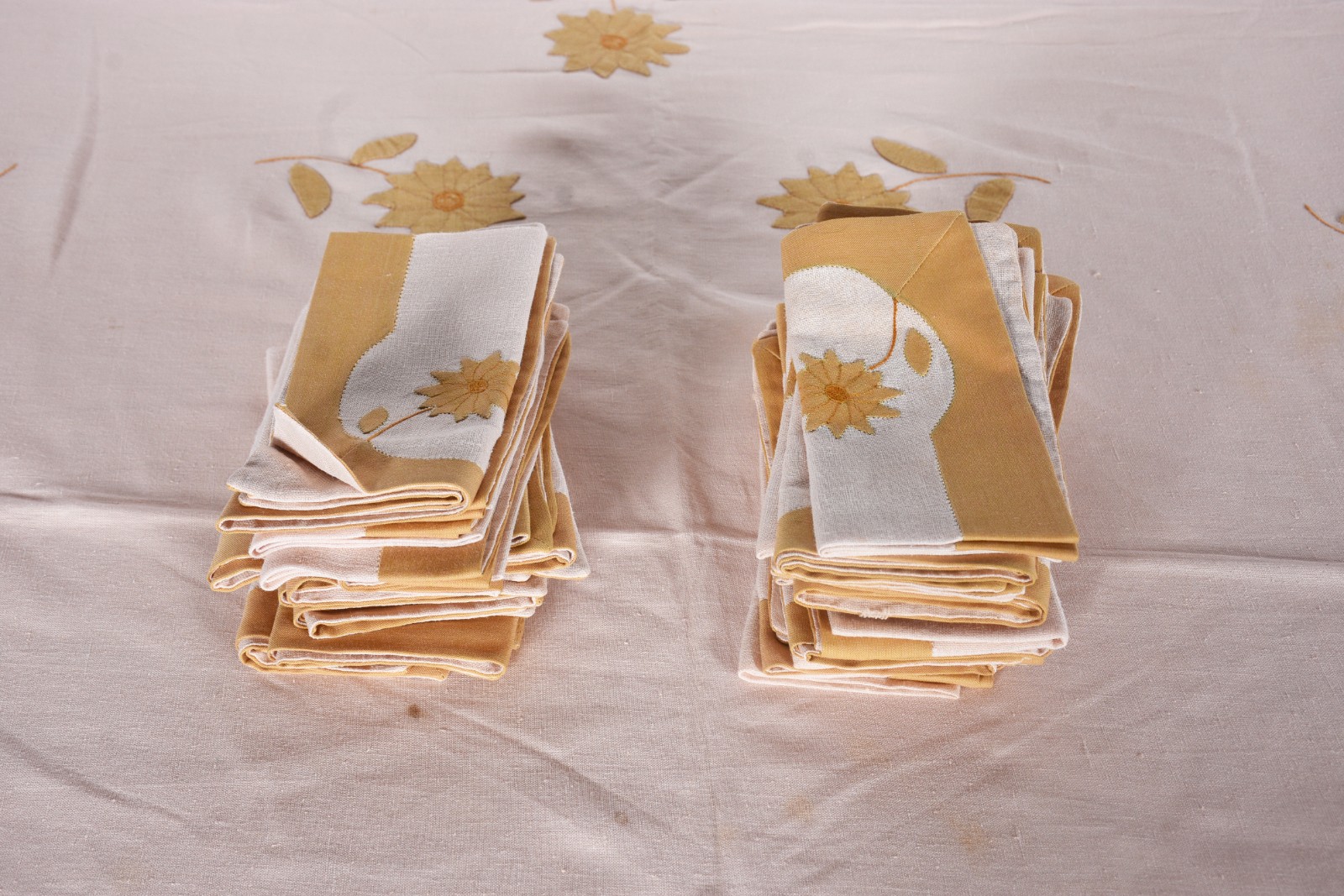 Toalha de mesa em linho com bordados e aplicações florais. Acompanham... - foto 8 de 9