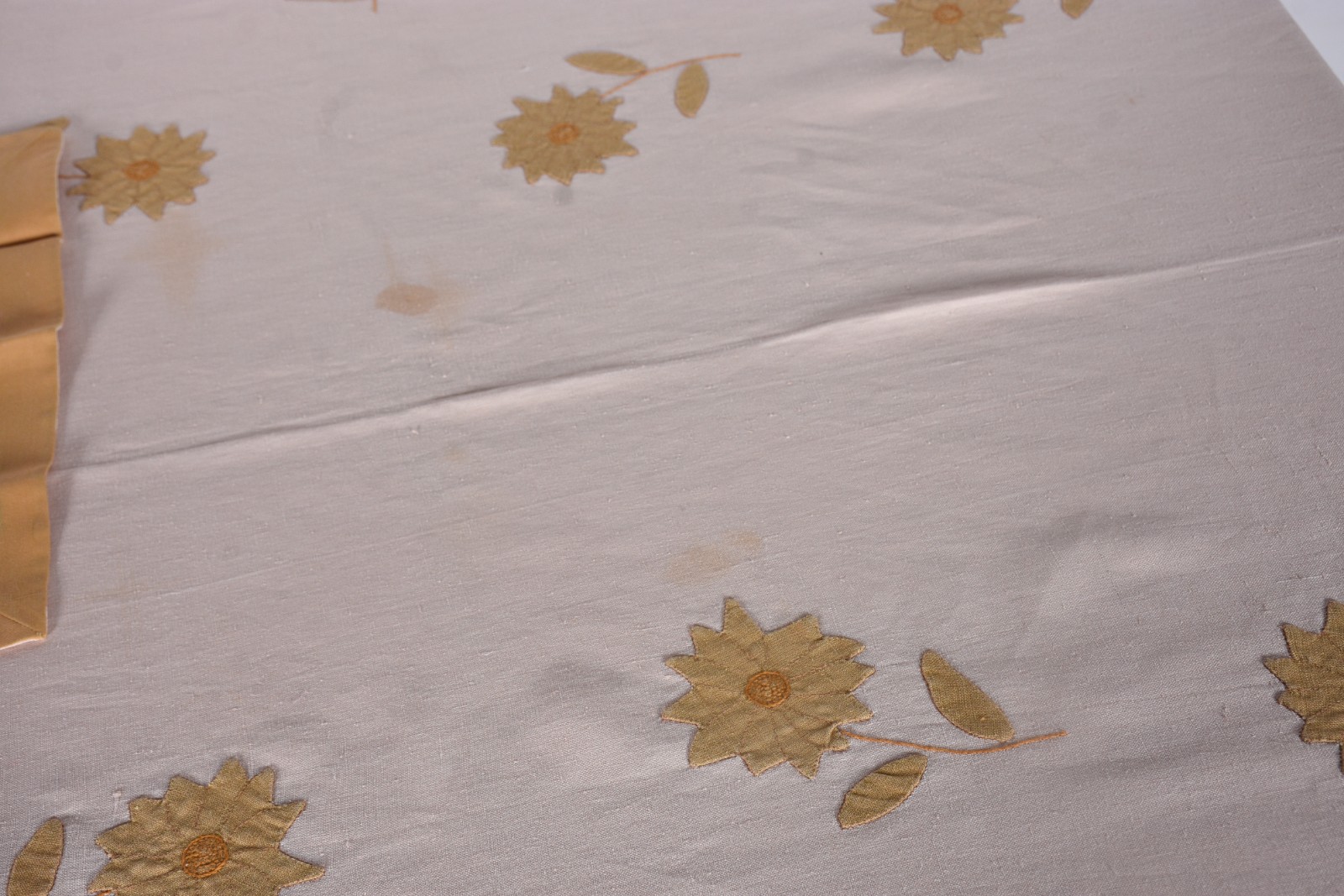 Toalha de mesa em linho com bordados e aplicações florais. Acompanham... - foto 9 de 9