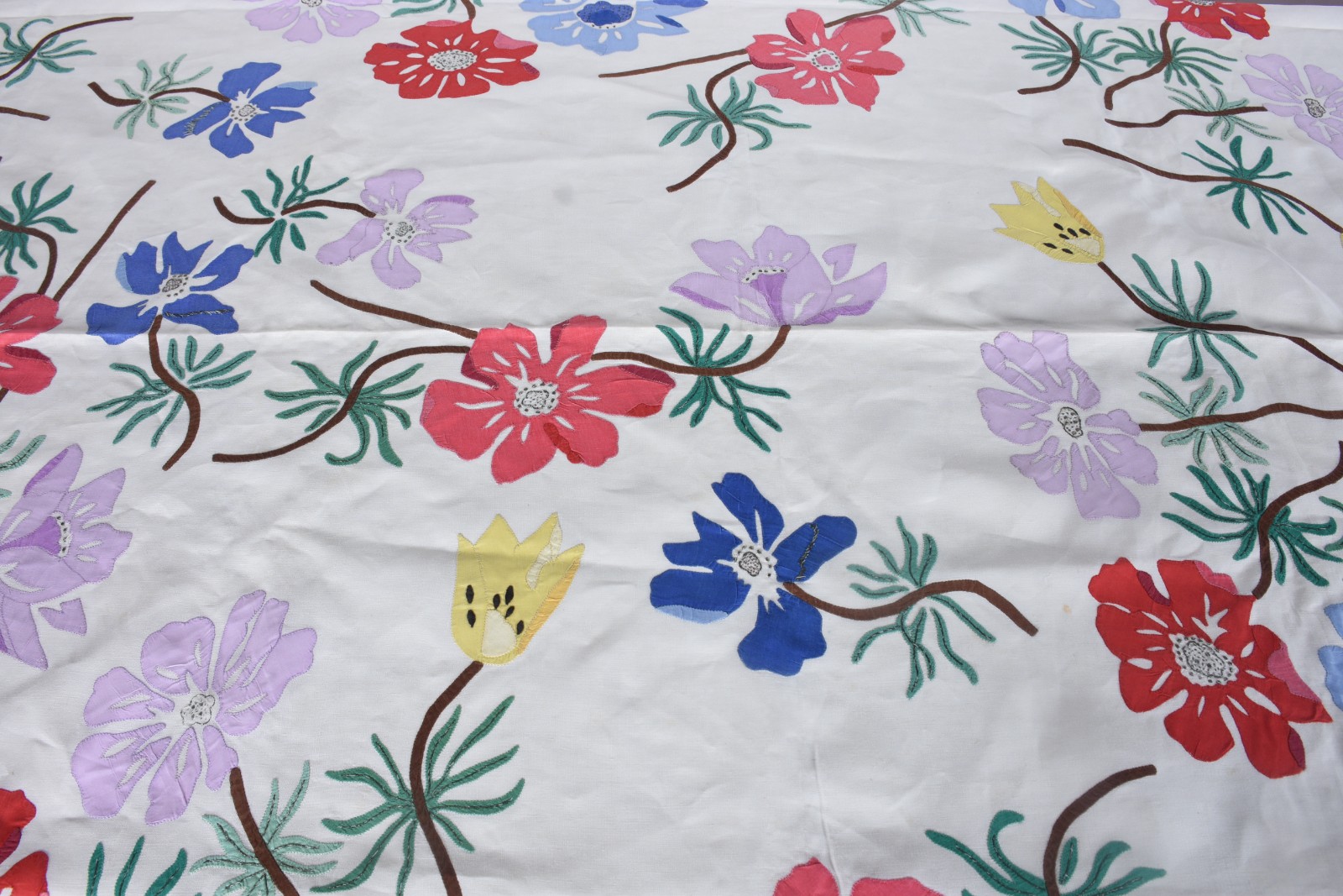 Belíssima toalha de mesa ricamente bordada com flores coloridas... - foto 4 de 10