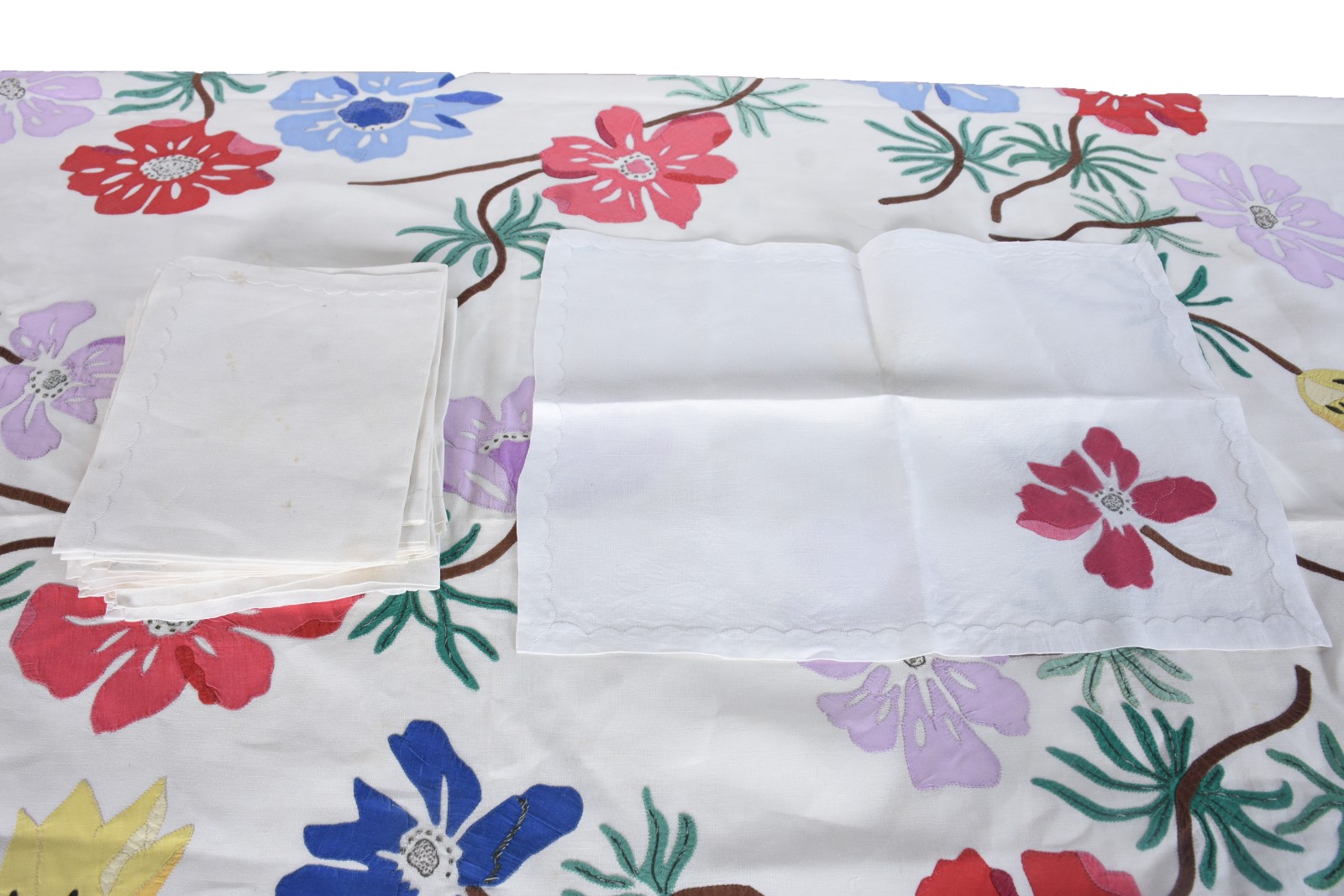 Belíssima toalha de mesa ricamente bordada com flores coloridas... - foto 5 de 10