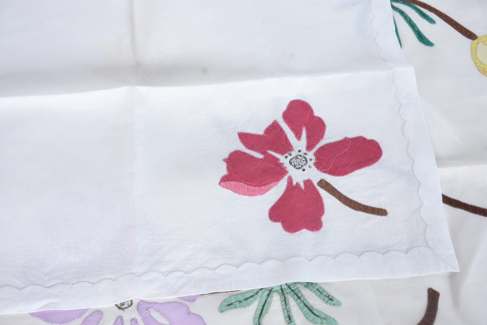 Belíssima toalha de mesa ricamente bordada com flores coloridas... - foto 6 de 10