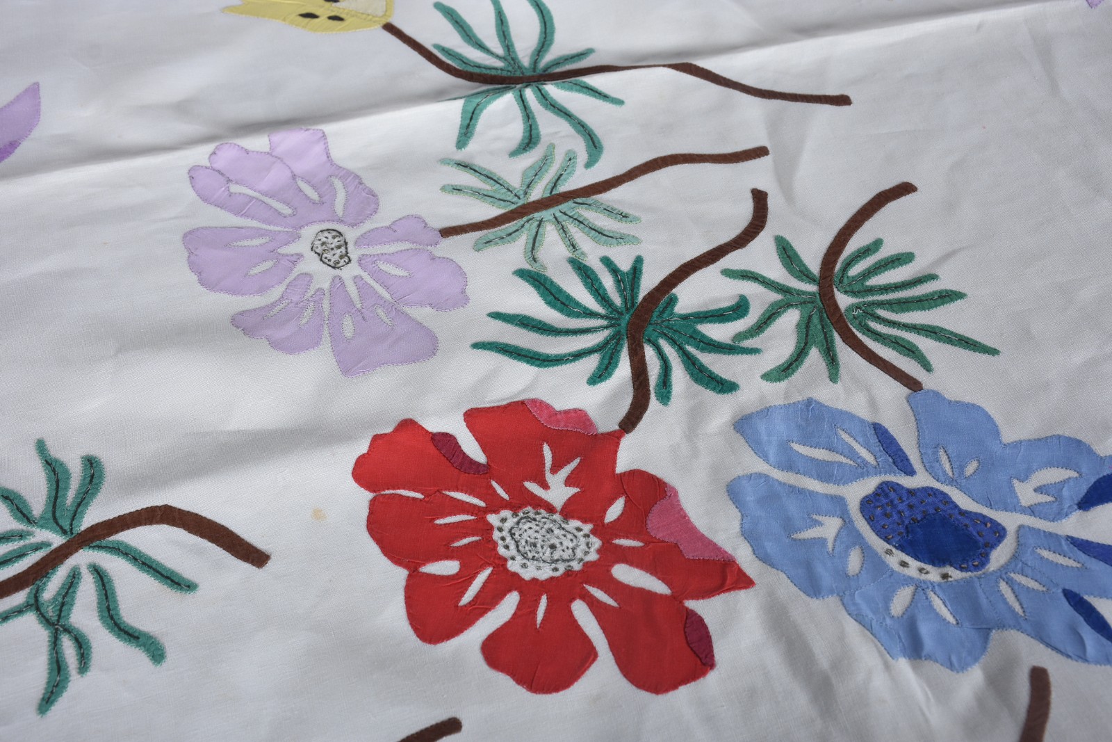 Belíssima toalha de mesa ricamente bordada com flores coloridas... - foto 7 de 10