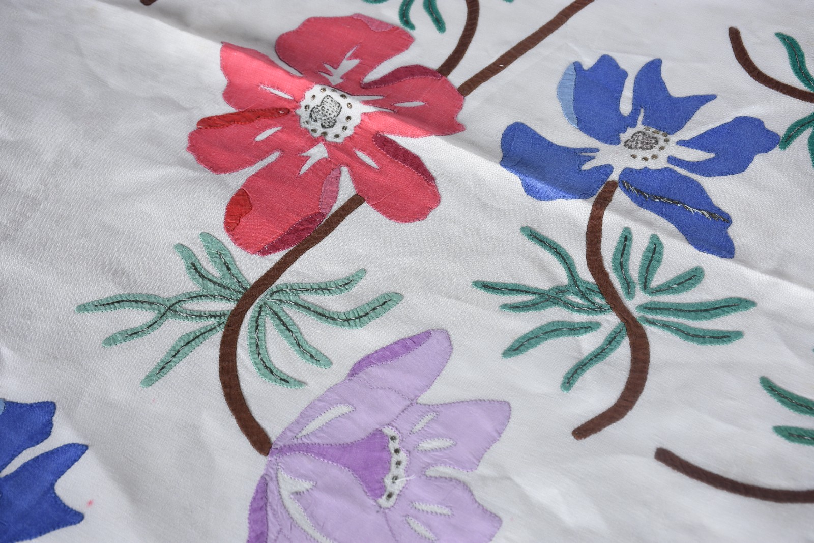 Belíssima toalha de mesa ricamente bordada com flores coloridas... - foto 8 de 10