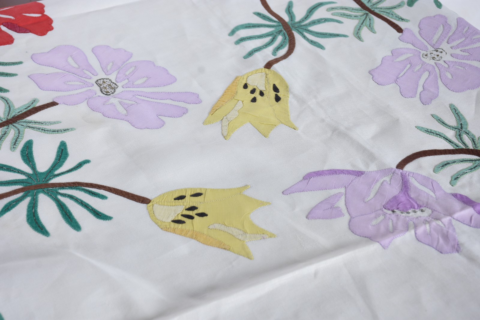 Belíssima toalha de mesa ricamente bordada com flores coloridas... - foto 9 de 10