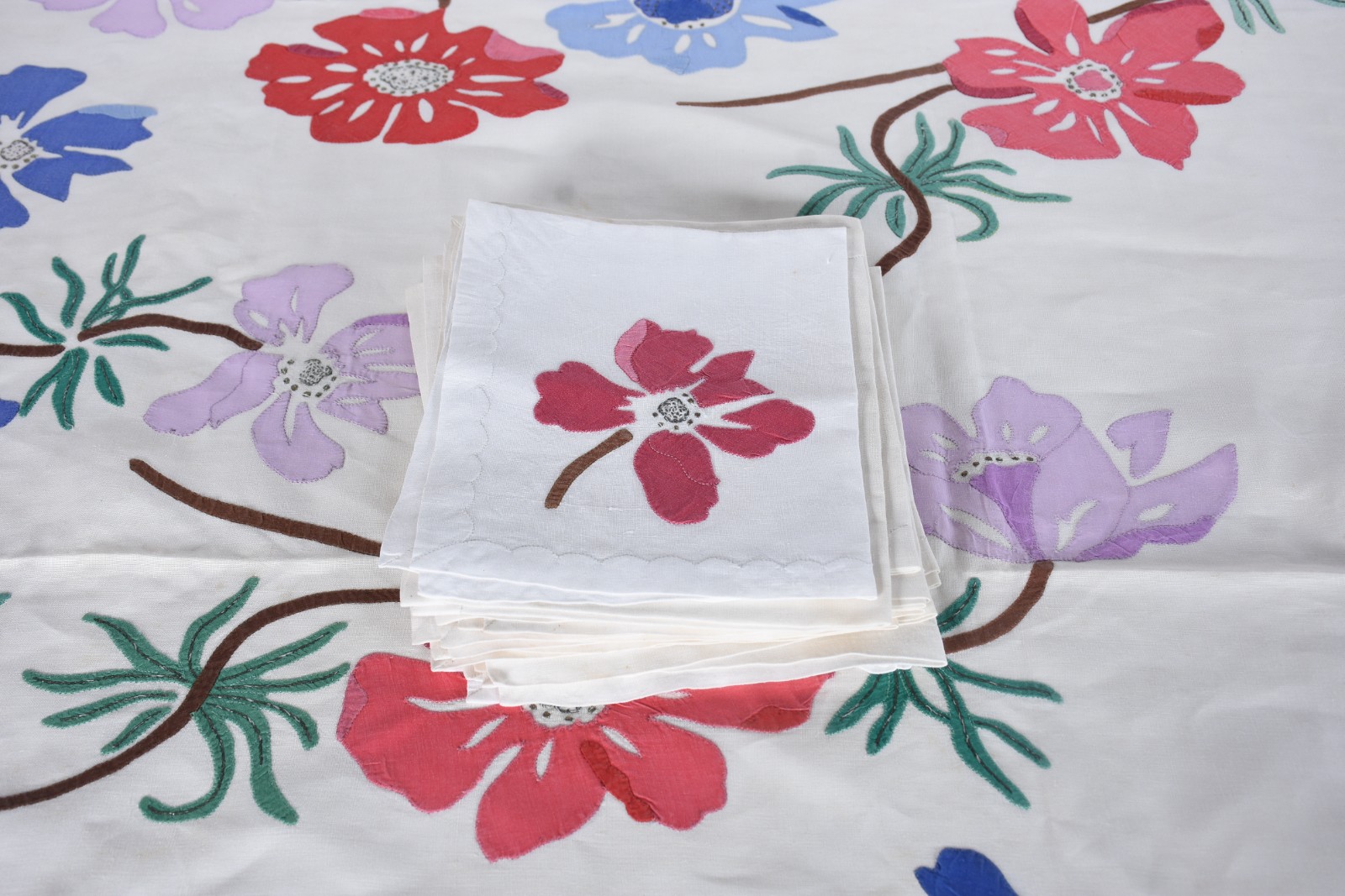 Belíssima toalha de mesa ricamente bordada com flores coloridas... - foto 10 de 10