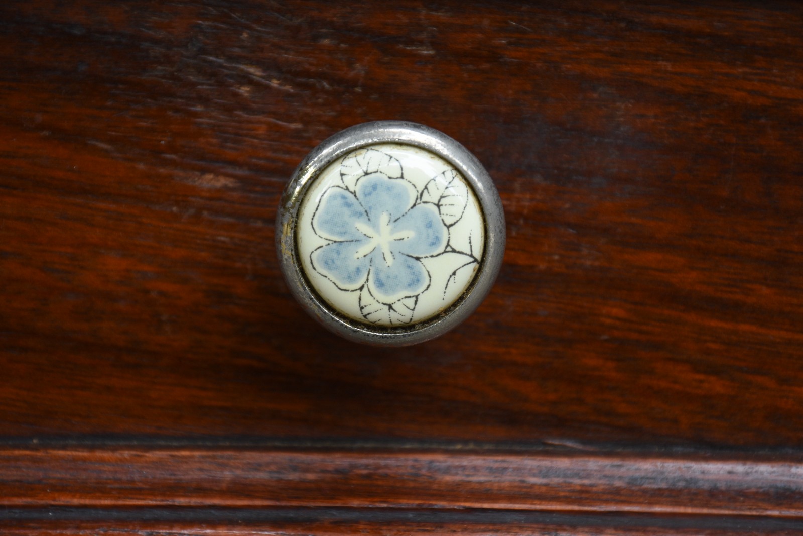 Cômoda de madeira nobre com 3 gavetões e 2 gavetas, detalhes... - foto 5 de 9