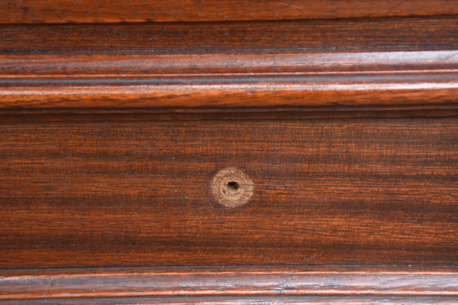 Cômoda de madeira nobre com 3 gavetões e 2 gavetas, detalhes... - foto 9 de 9