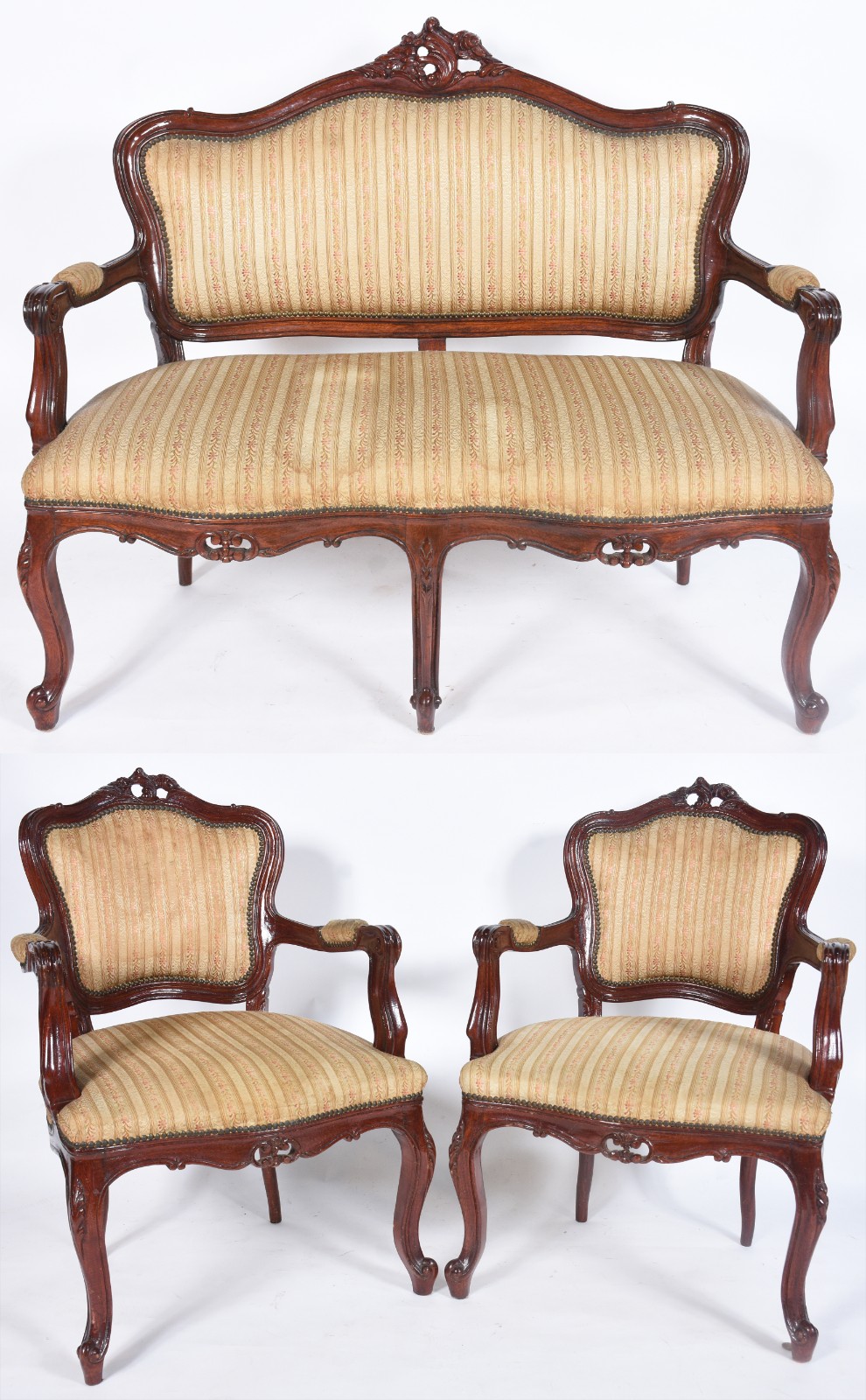 Conjunto de madeira nobre composto de sofá e par de cadeiras, estilo... - foto 1 de 10