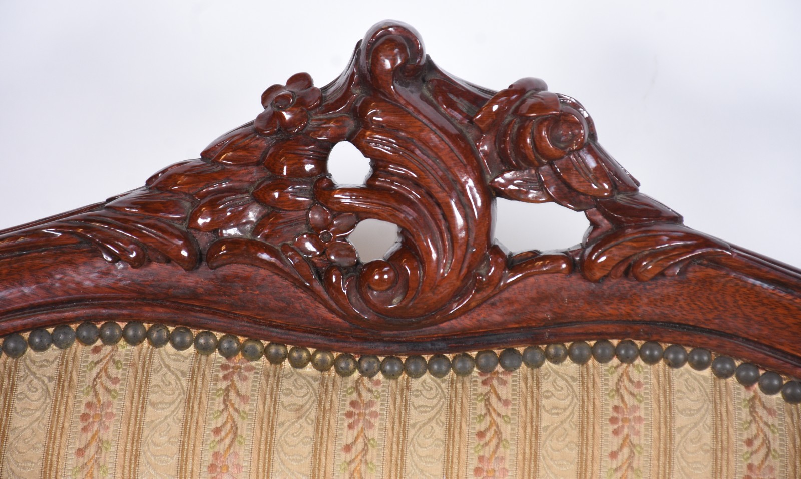 Conjunto de madeira nobre composto de sofá e par de cadeiras, estilo... - foto 2 de 10