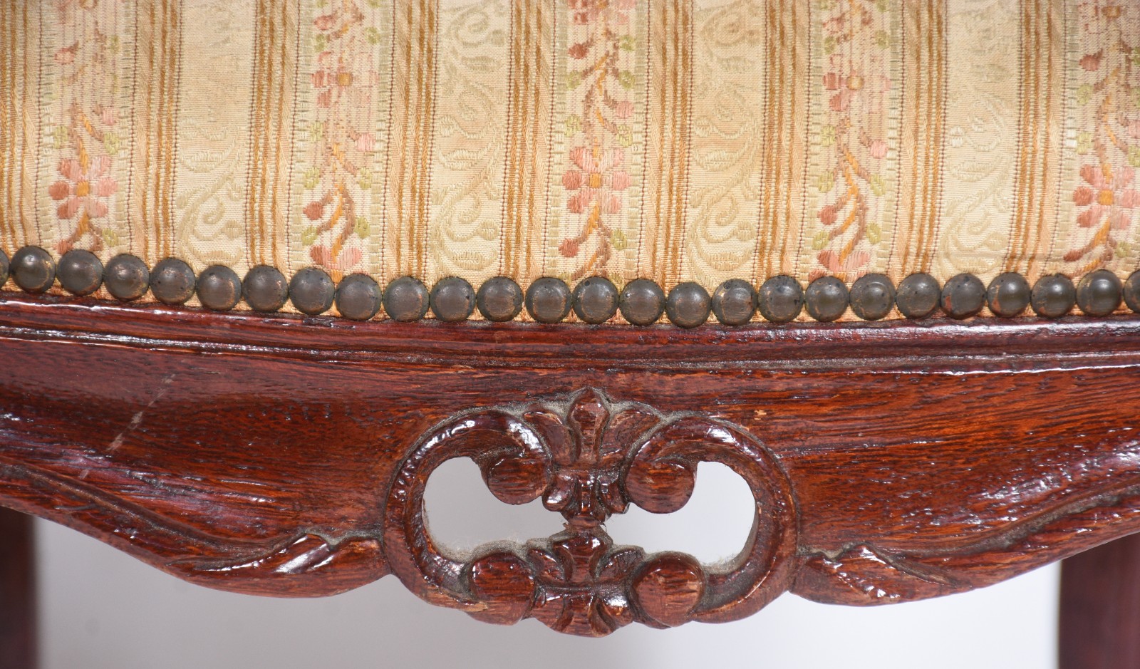 Conjunto de madeira nobre composto de sofá e par de cadeiras, estilo... - foto 10 de 10