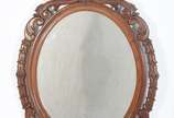 Espelho oval com moldura de madeira entalhada. - Espelho oval com moldura de madeira entalhada.