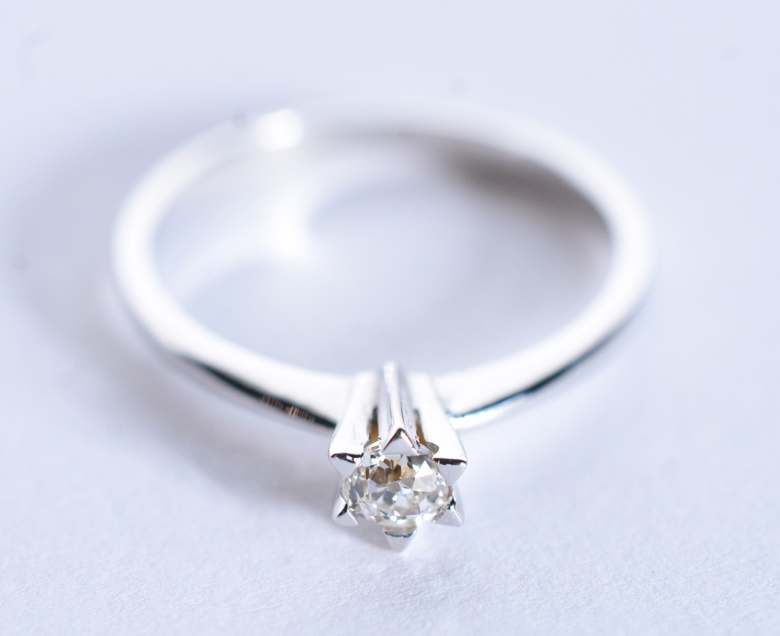 Solitário de ouro branco com um brilhante de aproximadamente 0,18 ct... - foto 1 de 7