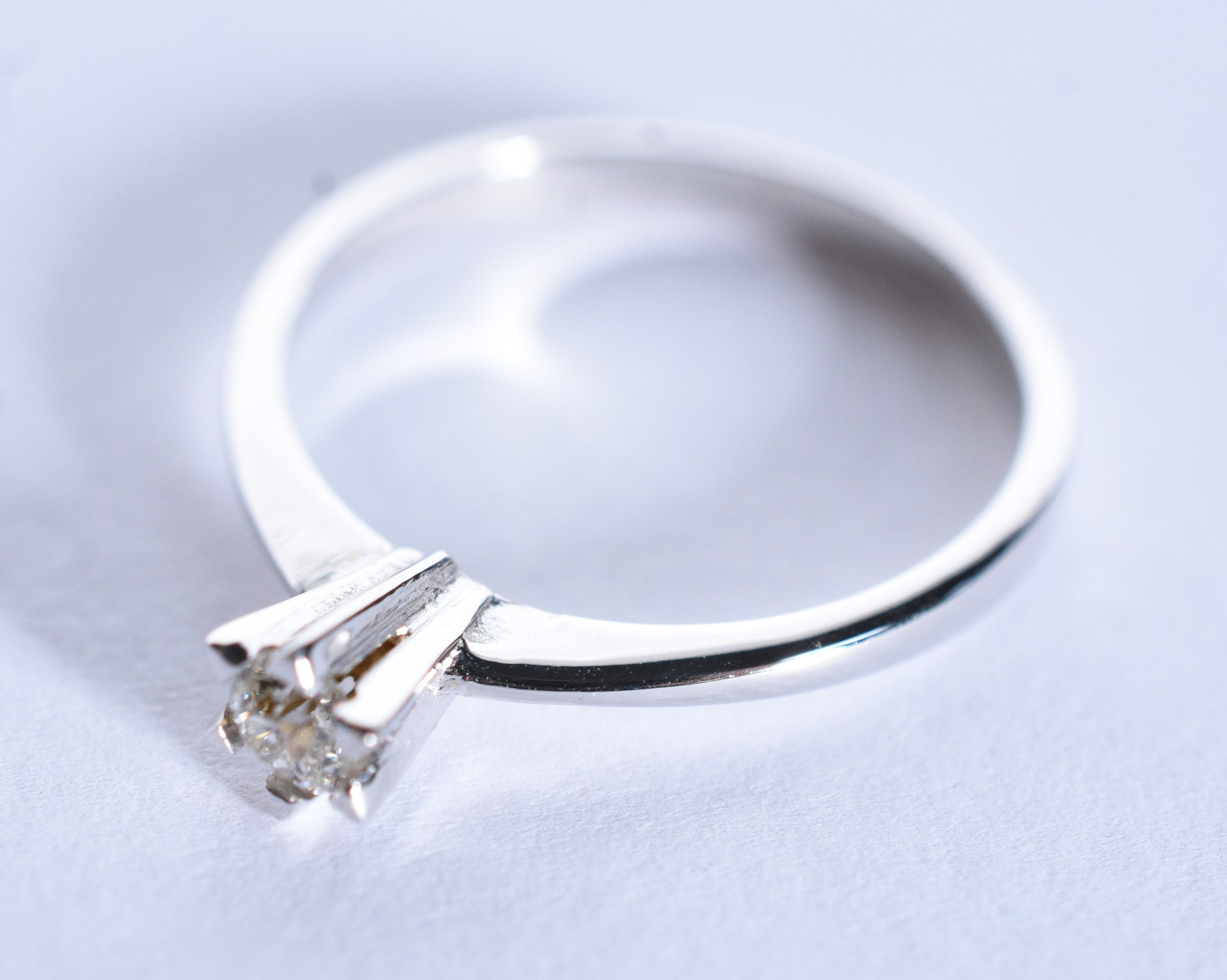 Solitário de ouro branco com um brilhante de aproximadamente 0,18 ct... - foto 2 de 7