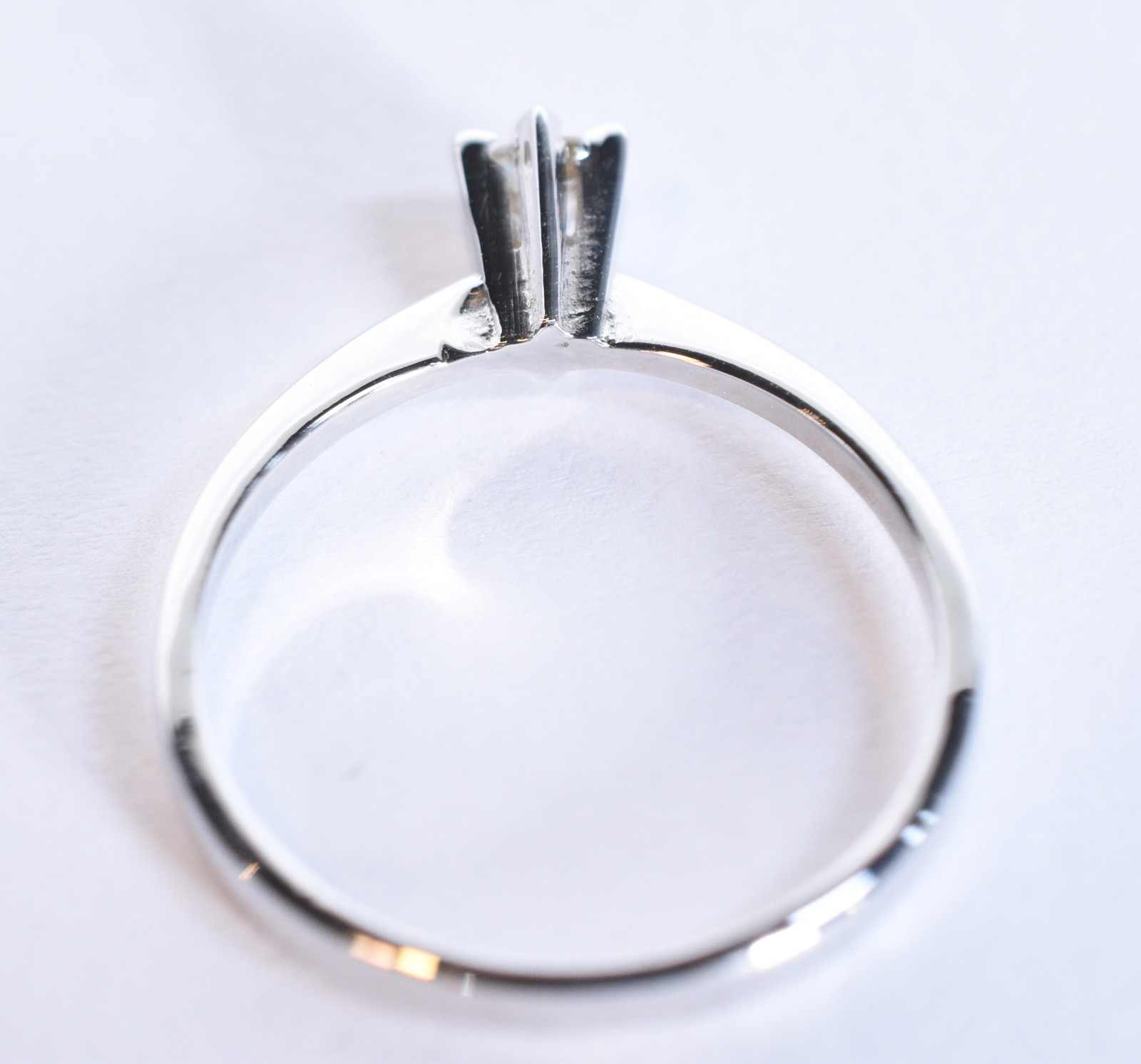 Solitário de ouro branco com um brilhante de aproximadamente 0,18 ct... - foto 3 de 7
