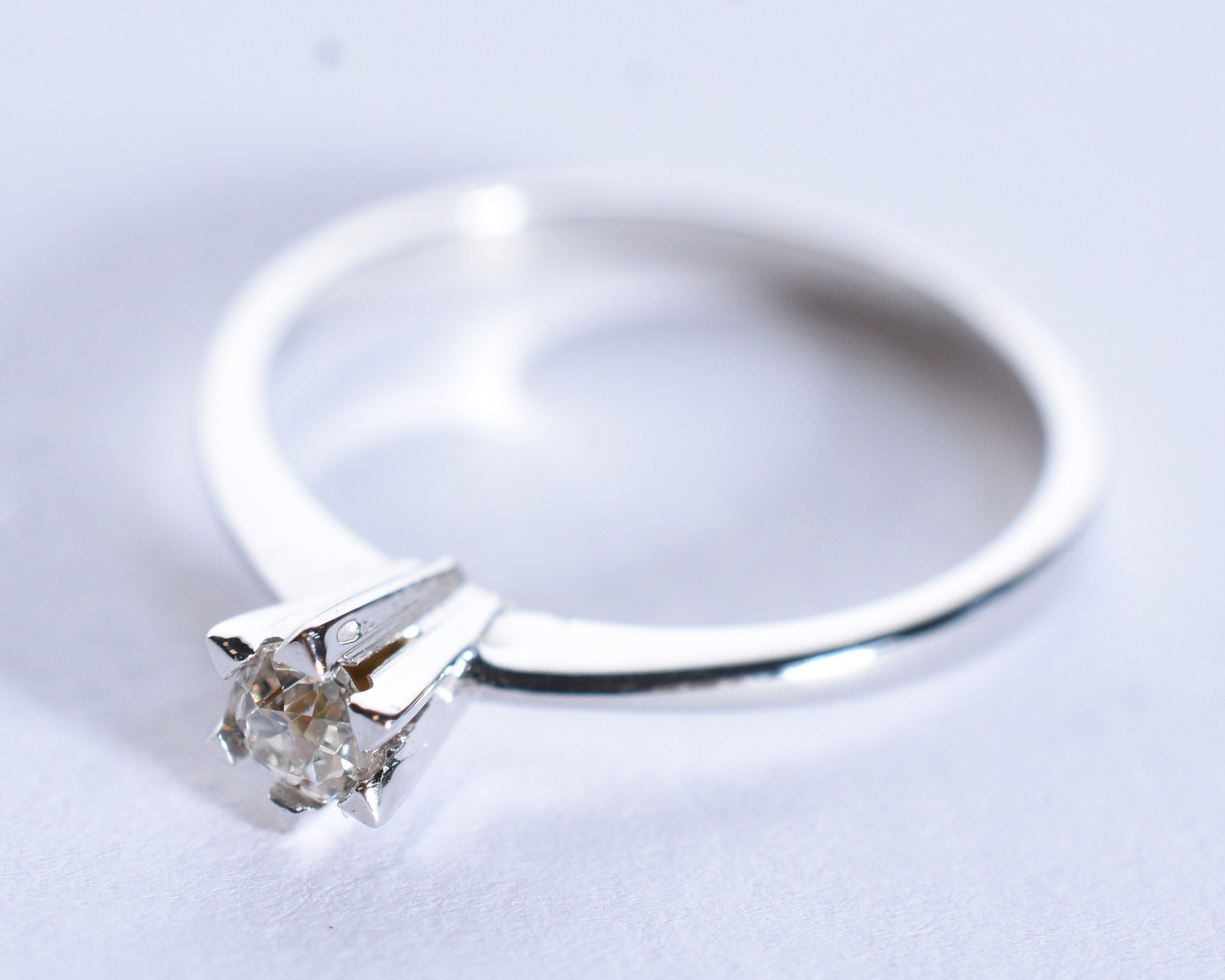 Solitário de ouro branco com um brilhante de aproximadamente 0,18 ct... - foto 4 de 7