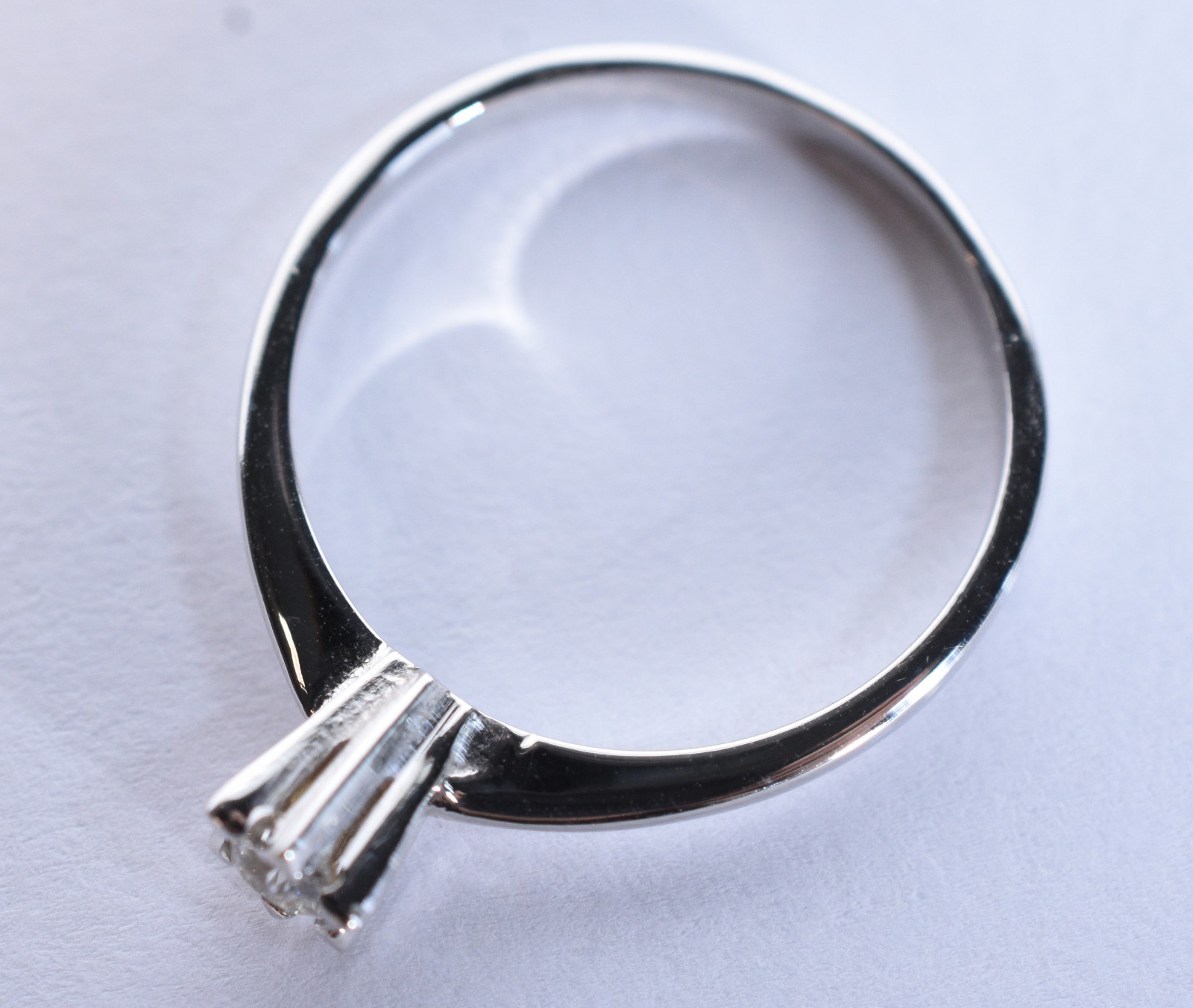 Solitário de ouro branco com um brilhante de aproximadamente 0,18 ct... - foto 5 de 7