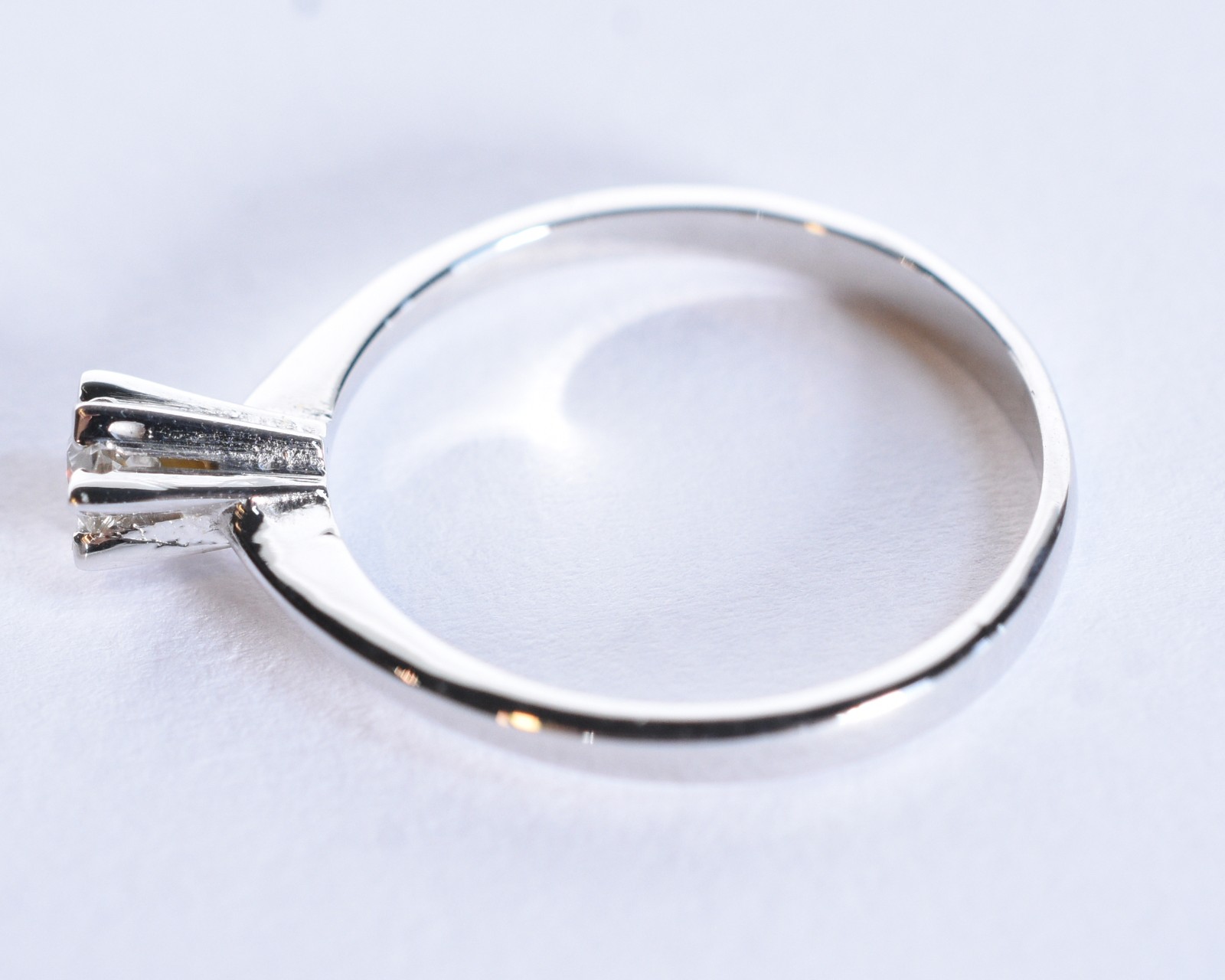 Solitário de ouro branco com um brilhante de aproximadamente 0,18 ct... - foto 6 de 7