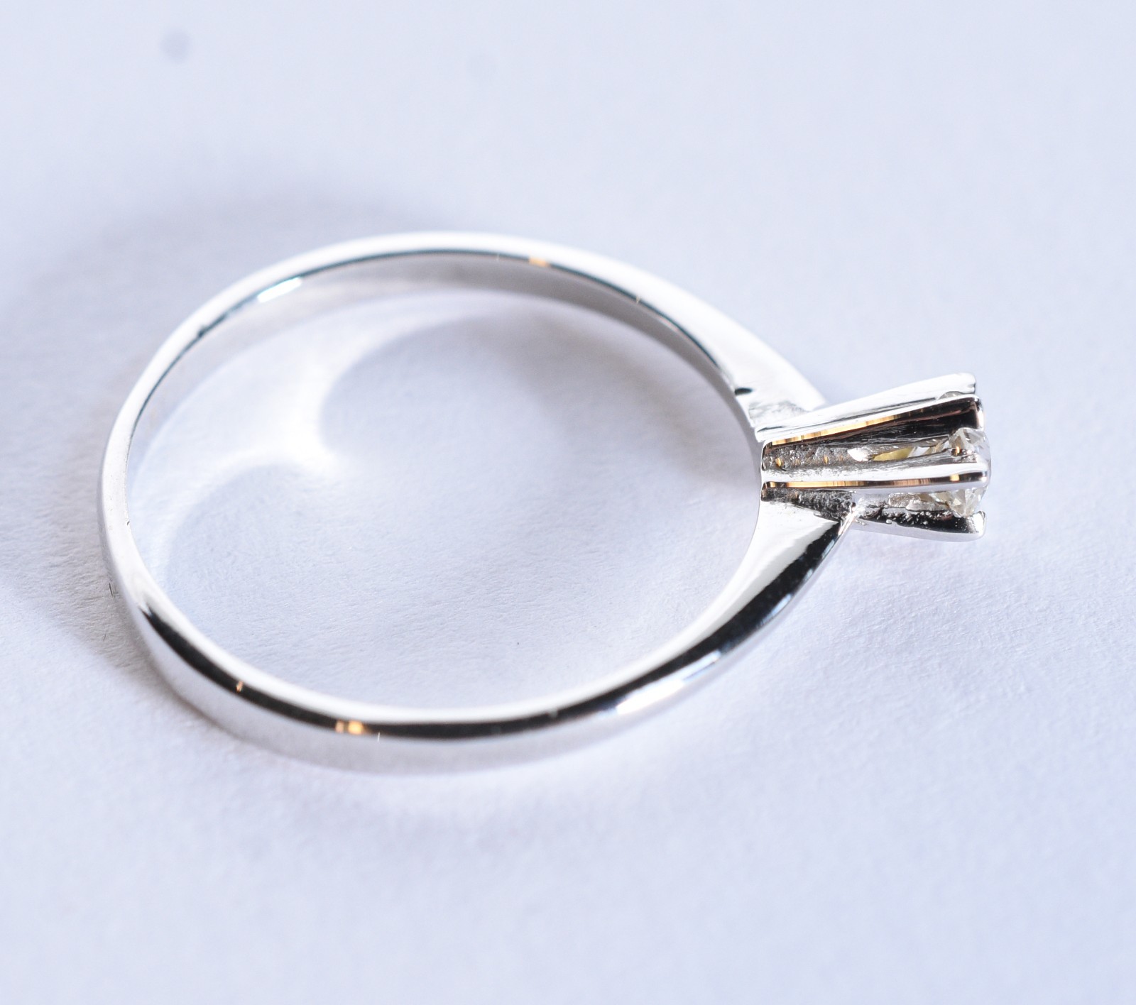 Solitário de ouro branco com um brilhante de aproximadamente 0,18 ct... - foto 7 de 7
