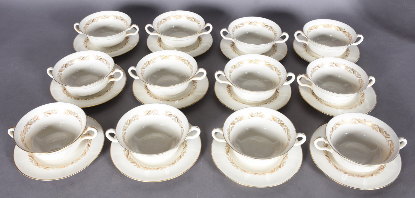 Serviço de jantar de porcelana americana na cor bege com friso... - foto 3 de 7
