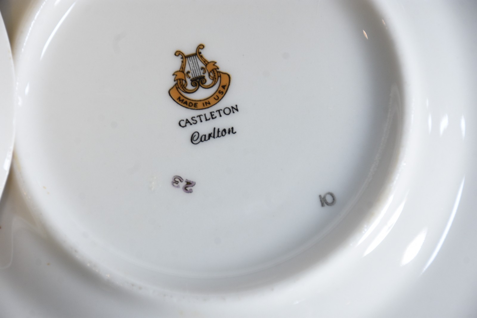 Serviço de jantar de porcelana americana na cor bege com friso... - foto 6 de 7