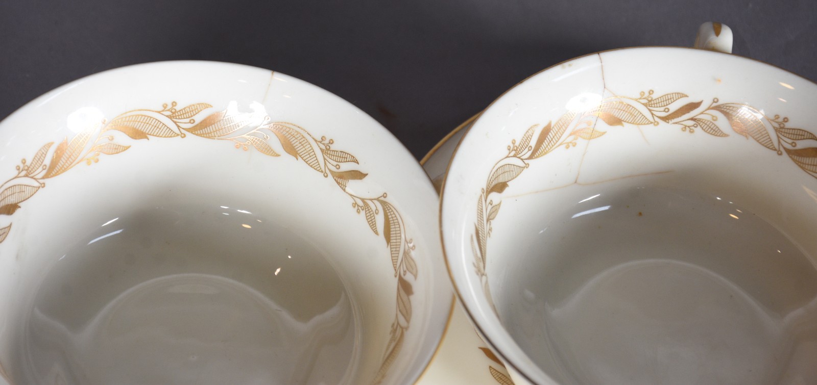 Serviço de jantar de porcelana americana na cor bege com friso... - foto 7 de 7