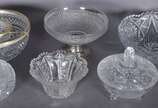 Seis peças diversas de cristal lapidado, sendo:... - Seis peças diversas de cristal lapidado, sendo: porta caviar com borda de metal, bowl, fruteira com lapidação bico de jaca com base de metal, 2 ...