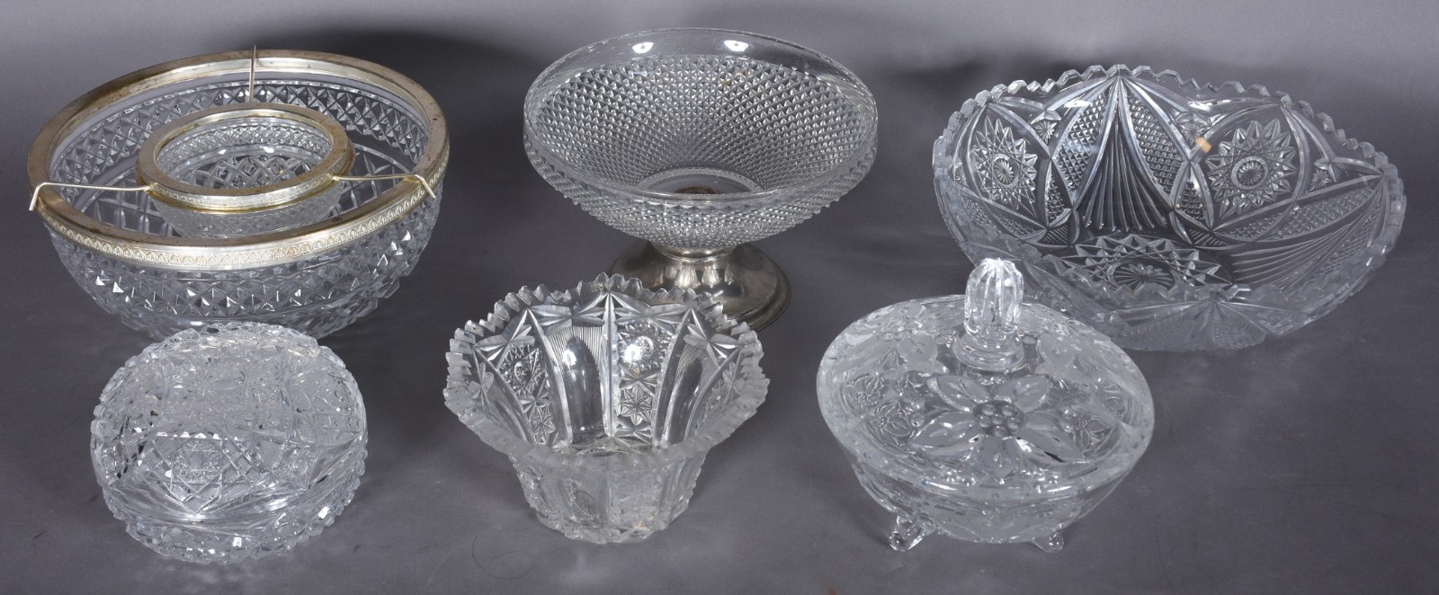 Seis peças diversas de cristal lapidado, sendo: porta caviar com... - foto 1 de 11