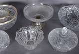 Seis peças diversas de cristal lapidado, sendo:... - Seis peças diversas de cristal lapidado, sendo: porta caviar com borda de metal, bowl, fruteira com lapidação bico de jaca com base de metal, 2 ...