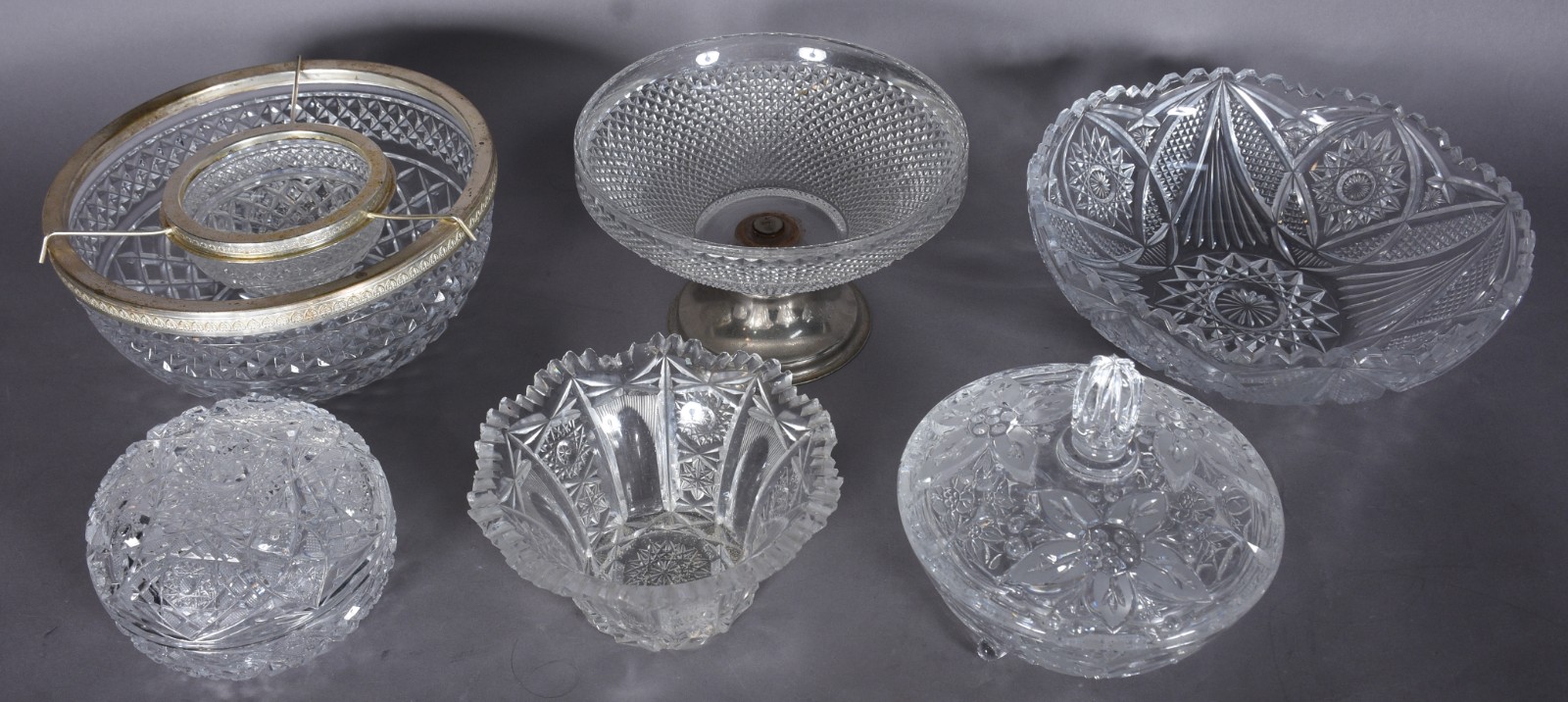 Seis peças diversas de cristal lapidado, sendo: porta caviar com... - foto 2 de 11