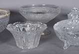 Seis peças diversas de cristal lapidado, sendo:... - Seis peças diversas de cristal lapidado, sendo: porta caviar com borda de metal, bowl, fruteira com lapidação bico de jaca com base de metal, 2 ...