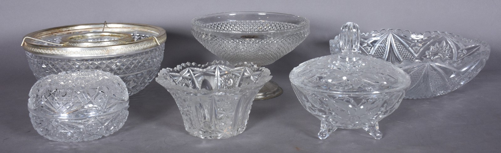 Seis peças diversas de cristal lapidado, sendo: porta caviar com... - foto 3 de 11