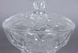 Seis peças diversas de cristal lapidado, sendo:... - Seis peças diversas de cristal lapidado, sendo: porta caviar com borda de metal, bowl, fruteira com lapidação bico de jaca com base de metal, 2 ...