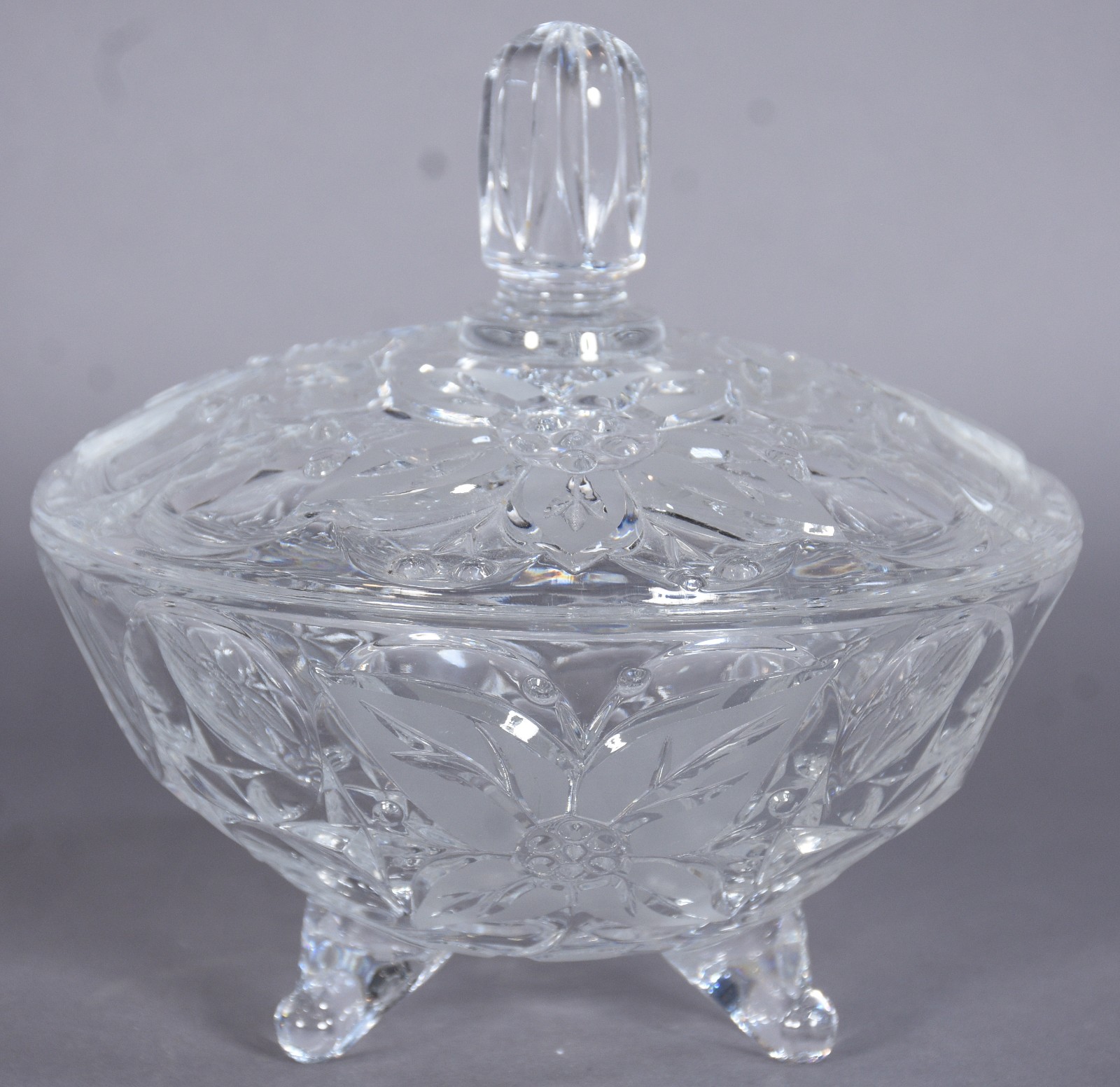 Seis peças diversas de cristal lapidado, sendo: porta caviar com... - foto 4 de 11